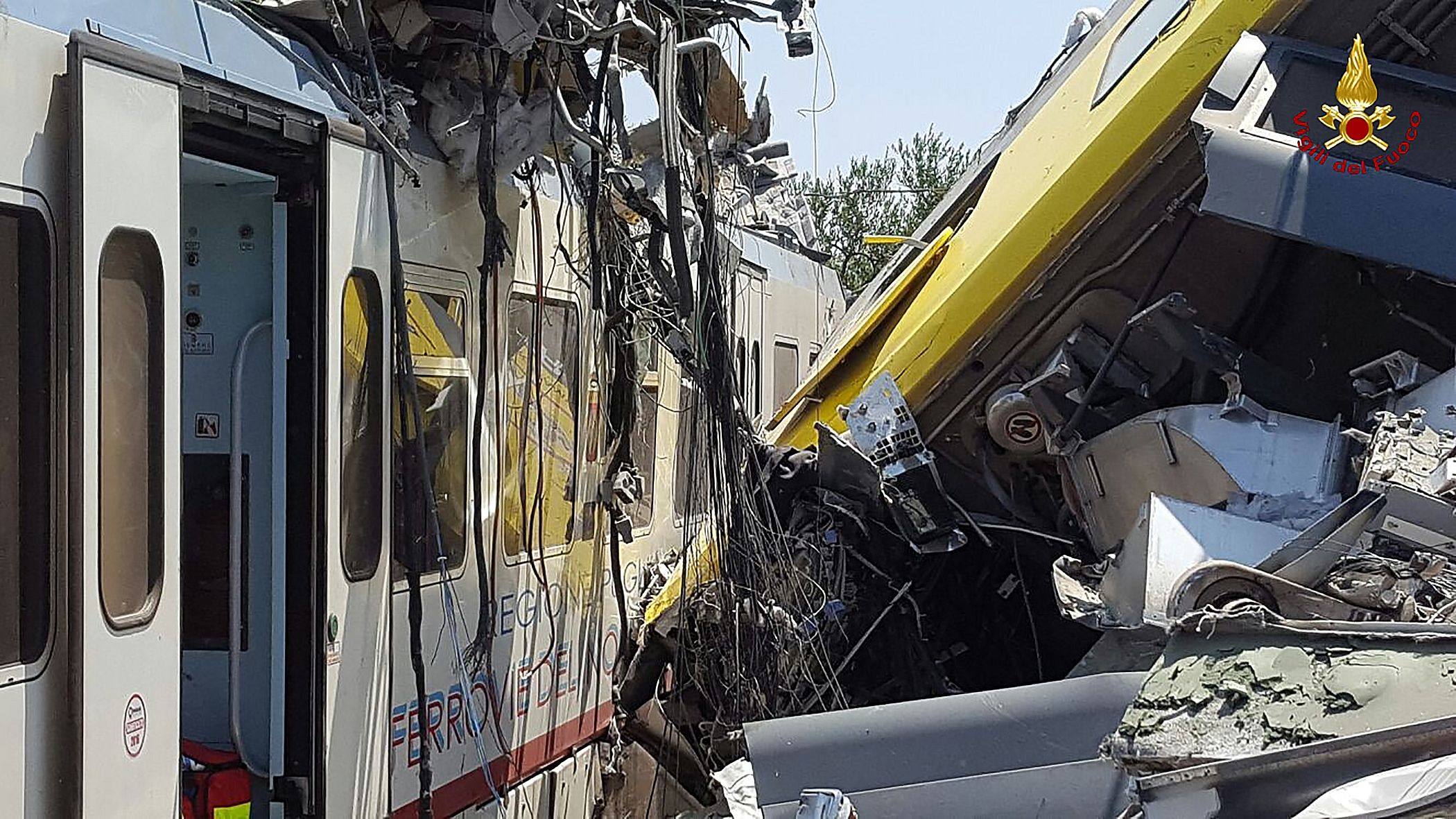 Tragedia en Italia al menos 20 muertos en un choque frontal de trenes