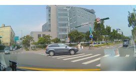 VIDEO: Dobló a toda velocidad y atropelló a una mujer a plena luz del día VIDEO: Dobló a toda velocidad y atropelló a una mujer a plena luz del día