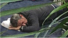 Cobos quedó varado en un aeropuerto y durmió en el suelo Cobos quedó varado en un aeropuerto y durmió en el suelo