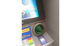 VIDEO: Mirá cómo hacen para robarte los datos de la tarjeta de débito VIDEO: Mirá cómo hacen para robarte los datos de la tarjeta de débito