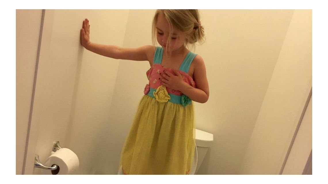 La Foto De Esta Nena En El Baño Se Convirtió En Un Viral Por El Motivo Más Triste Estados 
