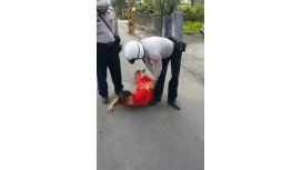 VIDEO: Policía karateca neutraliza a una mujer que lo amenazaba con un cuchillo VIDEO: Policía karateca neutraliza a una mujer que lo amenazaba con un cuchillo