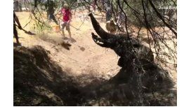 El emotivo rescate de un elefante atrapado en un pozo de barro El emotivo rescate de un elefante atrapado en un pozo de barro