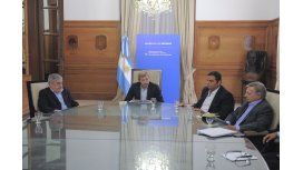 Das Neves se reúne este lunes con el Gobierno para monitorear acuerdo petrolero Das Neves se reúne este lunes con el Gobierno para monitorear acuerdo petrolero