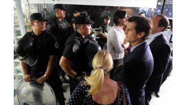 Funcionarios y empleados de AFSCA son contenidos por miembros de la Policía Federal que les impiden la entrada al organismo. Funcionarios y empleados de AFSCA son contenidos por miembros de la Policía Federal que les impiden la entrada al organismo.