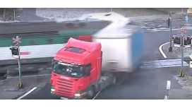 Pura suerte: increíble accidente entre un tren y un camión Pura suerte: increíble accidente entre un tren y un camión