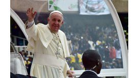 El papa visita una mezquita en un barrio musulmán de la capital centroafricana El papa visita una mezquita en un barrio musulmán de la capital centroafricana