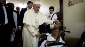 Impactante foto del Papa en un hospital africano Impactante foto del Papa en un hospital africano