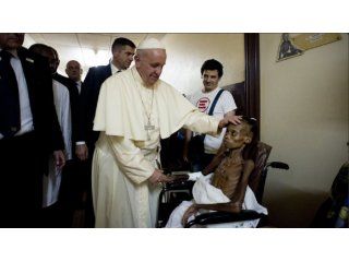 impactante foto del papa en un hospital africano impactante foto del papa en un hospital africano