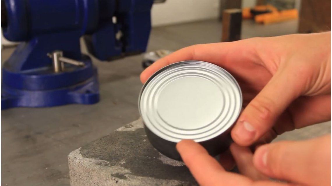 ¿Cómo abrir una lata sólo con