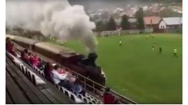 Insólito: un tren atraviesa una cancha de fútbol en pleno partido Insólito: un tren atraviesa una cancha de fútbol en pleno partido