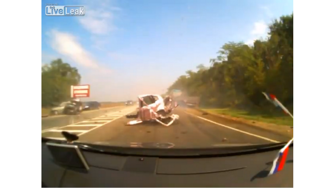 VIDEO Un auto se parte al medio en un terrible choque en Rusia Rusia