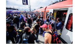Alemania: Cientos de refugiados llegan en trenes a la ciudad alemana de Munich, horas antes que Berlin imponga controles fronterizos y suspenda los trenes desde Austria. Alemania: Cientos de refugiados llegan en trenes a la ciudad alemana de Munich, horas antes que Berlin imponga controles fronterizos y suspenda los trenes desde Austria.