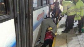 Grave accidente en el Metrobus de Vicente López: deberán amputarle el brazo a una mujer de 78 años Grave accidente en el Metrobus de Vicente López: deberán amputarle el brazo a una mujer de 78 años