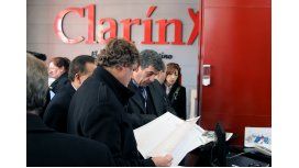 {alttext(,#OperaciónClarín: las mentiras del grupo para ensuciar a funcionarios)} {alttext(,#OperaciónClarín: las mentiras del grupo para ensuciar a funcionarios)}