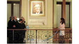 CFK colgó un cuadro de Néstor y otro de Chávez en la Rosada CFK colgó un cuadro de Néstor y otro de Chávez en la Rosada