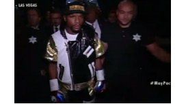 Mirá cómo entró Floyd Mayweather al cuadrilátero Mirá cómo entró Floyd Mayweather al cuadrilátero