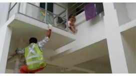 Rescatan a una beba que casi cae al vacío por querer agarrar un iPad Rescatan a una beba que casi cae al vacío por querer agarrar un iPad
