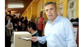 Uno de los precandidatos del FpV llamó a Cornejo para felicitarlo Uno de los precandidatos del FpV llamó a Cornejo para felicitarlo