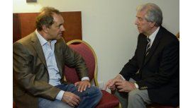 Scioli visitó una vez más a Tabaré Vázquez en su bunker de campaña Scioli visitó una vez más a Tabaré Vázquez en su bunker de campaña