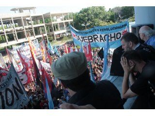 La detención de Esteche en la Facultad de Periodismo de La Plata La detención de Esteche en la Facultad de Periodismo de La Plata