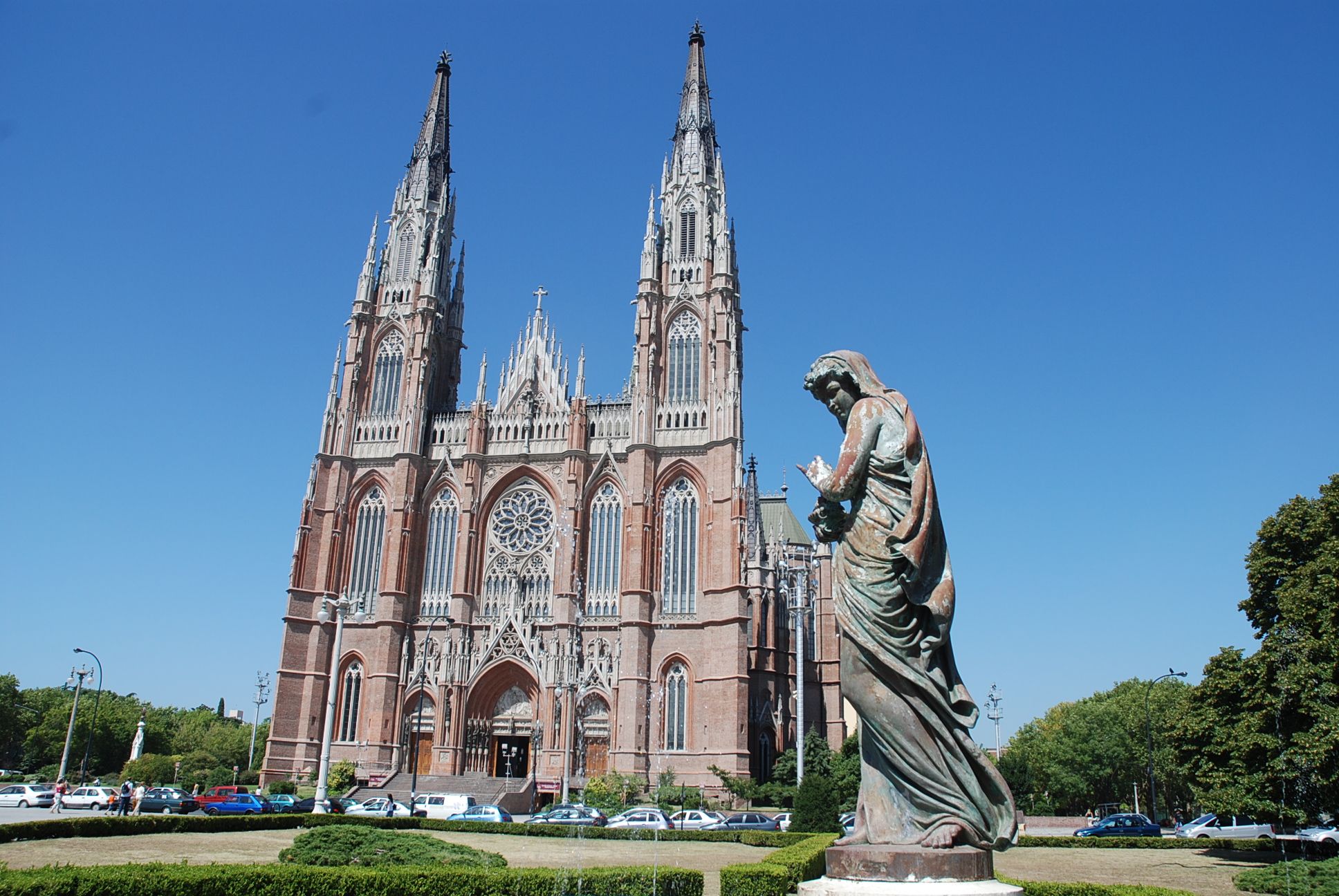 Cierran la Catedral de La Plata por una invasión de ...