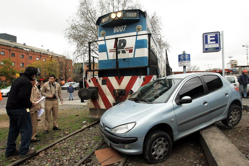 Espectacular choque entre un auto y un tren en Puerto Madero Tránsito