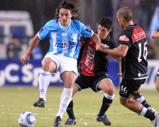 Racing goleó a Colón y quedó como único puntero del torneo