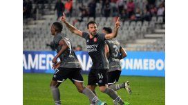 Pavone marcó los dos goles de Estudiantes Pavone marcó los dos goles de Estudiantes