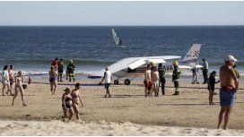 Una avioneta aterrizó de emergencia en una playa y mató a dos personas Una avioneta aterrizó de emergencia en una playa y mató a dos personas