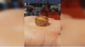 La mujer busca al legítimo dueño del anillo La mujer busca al legítimo dueño del anillo