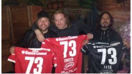 Los directivos les dieron camisetas del equipo Los directivos les dieron camisetas del equipo
