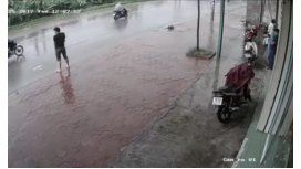 Hacía pis en la calle y un auto lo mojó todo Hacía pis en la calle y un auto lo mojó todo