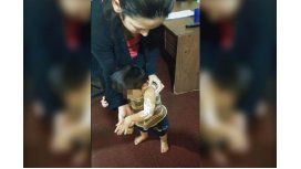 Le tiró agua caliente a su mujer, erró y le causó quemaduras a su hijo Le tiró agua caliente a su mujer, erró y le causó quemaduras a su hijo