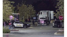 Diez muertos en la parte trasera de un camión Diez muertos en la parte trasera de un camión