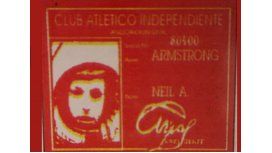 El carnet de Armstrong, con la escafandra puesta El carnet de Armstrong, con la escafandra puesta