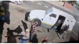 Un grupo de delincuentes roban un camión de caudales Un grupo de delincuentes roban un camión de caudales
