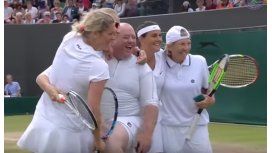 Un espectador se vistió con pollera y jugó parte de un partido en Wimbledon Un espectador se vistió con pollera y jugó parte de un partido en Wimbledon