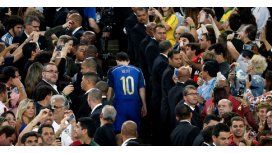 El 10, devastado, va camino a recibir su medalla El 10, devastado, va camino a recibir su medalla
