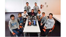 Estudiantes de escuela secundaria crearon un robot y participarán de una competencia en EE.UU. Estudiantes de escuela secundaria crearon un robot y participarán de una competencia en EE.UU.