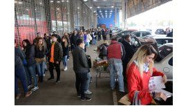 Largas colas para aprovechar el descuento en supermercados Largas colas para aprovechar el descuento en supermercados
