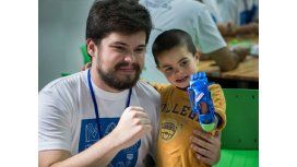 Gino Tubaro con uno de los más de 500 chicos que recibieron la mano mecánica 3D Gino Tubaro con uno de los más de 500 chicos que recibieron la mano mecánica 3D
