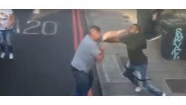 Terrible pelea callejera en Inglaterra entre un camionero y un conductor que hacía malas maniobras Terrible pelea callejera en Inglaterra entre un camionero y un conductor que hacía malas maniobras