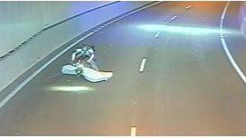 Un motociclista se trabó con un colchón Un motociclista se trabó con un colchón