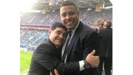 Maradona y Ronaldo, dos leyendas del fútbol Maradona y Ronaldo, dos leyendas del fútbol
