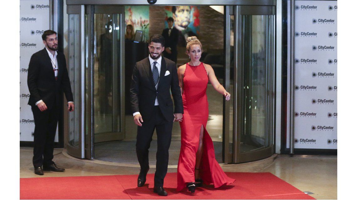 Luis Suárez con su esposa Luis Suárez con su esposa
