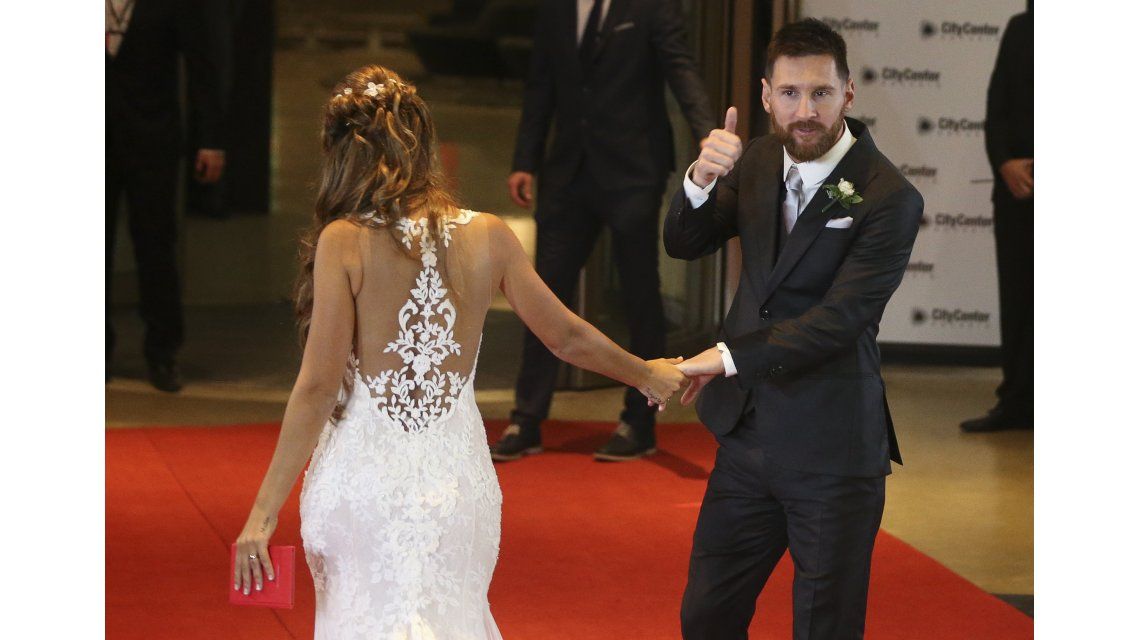 La espalda del vestido de Antonela Roccuzzo y Lionel Messi La espalda del vestido de Antonela Roccuzzo y Lionel Messi