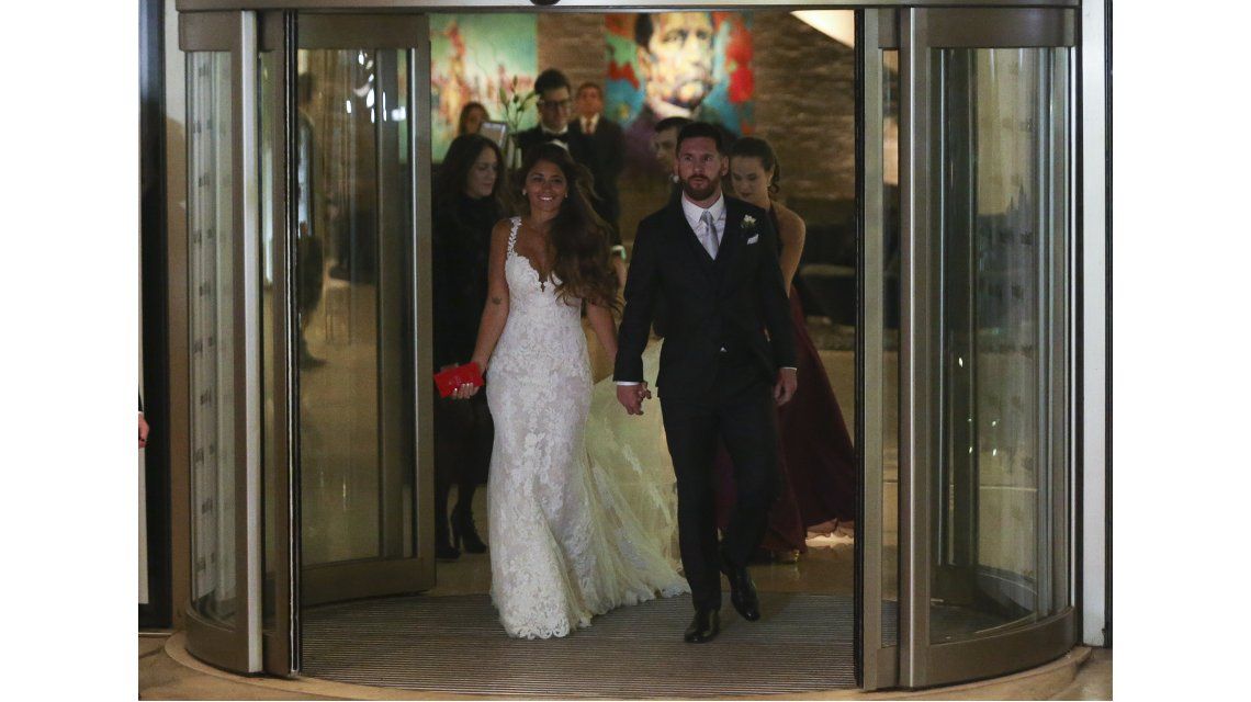 Antonela Roccuzzo y Lionel Messi salen a saludar Antonela Roccuzzo y Lionel Messi salen a saludar