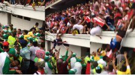 Hinchas cayeron desde una tribuna en la presentación de Teo Gutiérrez en Metropolitano Hinchas cayeron desde una tribuna en la presentación de Teo Gutiérrez en Metropolitano