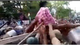 Un hombre fue rechazado por los manifestantes de la policía Un hombre fue rechazado por los manifestantes de la policía